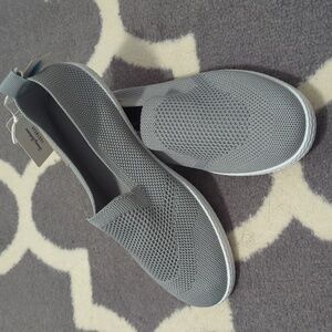 NWT Tommy Bahama memory foam slip on shoes